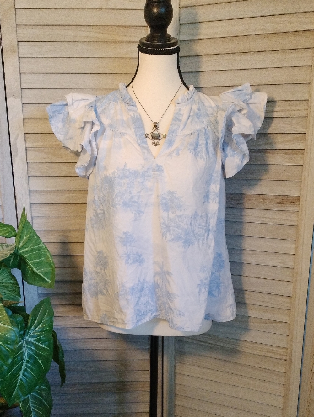 ⚜️ Crown & Ivy Flutter Sleeve Toile Blouse